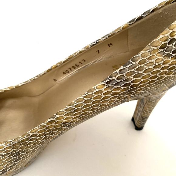 Stuart Weitzman Logo Plainfield Pump Beige Snake Embossed Patent Leather Peep 7 - Picture 7 of 9
